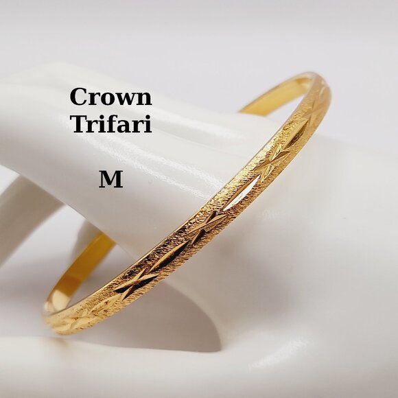Vintage Crown Trifari Thin Etched Gold Plated Bangle - Size M - Picture 1 of 9